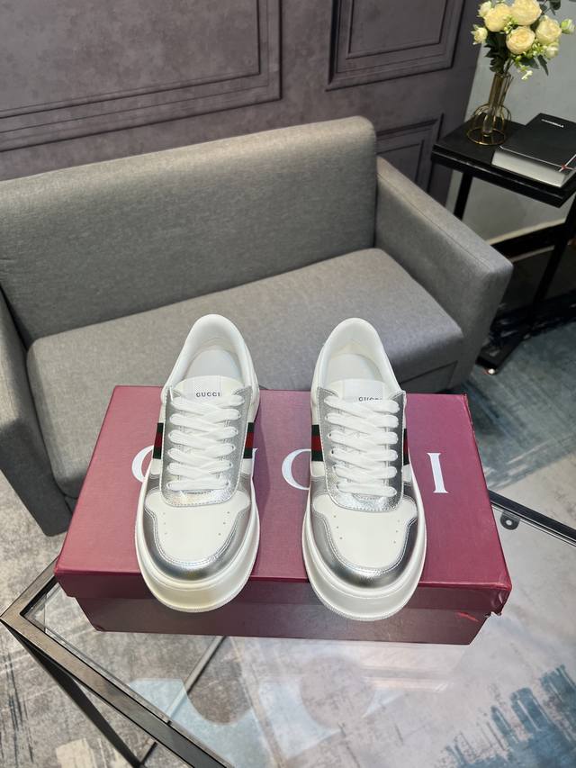 Gucci 专柜最新情侣款饼干鞋 代购级别 Gucci 最新Ip轻质厚底小白鞋上脚秒内**4Cm！！简约 好搭且复古韵味十足～鞋舌最新防伪布标。且带电子芯片防伪