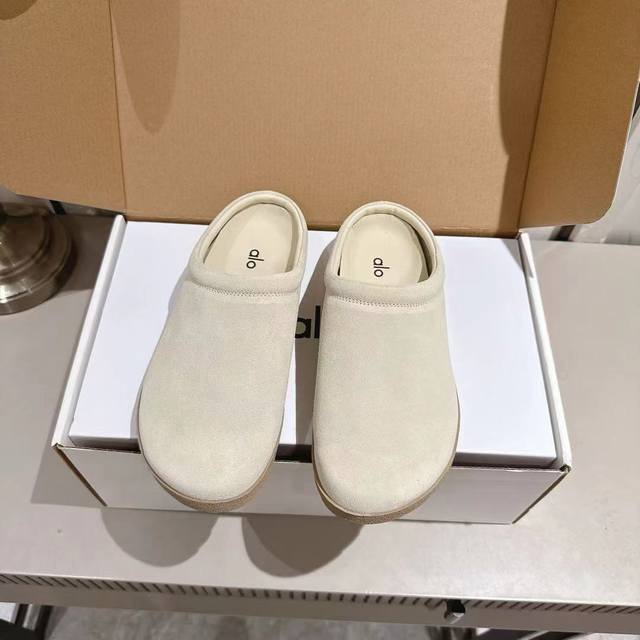 Alo25Ss 新品休闲单鞋 简约即王道 散发随性慵懒感 一脚蹬设计 轻松又自在 时髦精出街 宅家都可 拿捏松弛氛围感 为日常注入随性与格调 鞋面选用质感上乘的