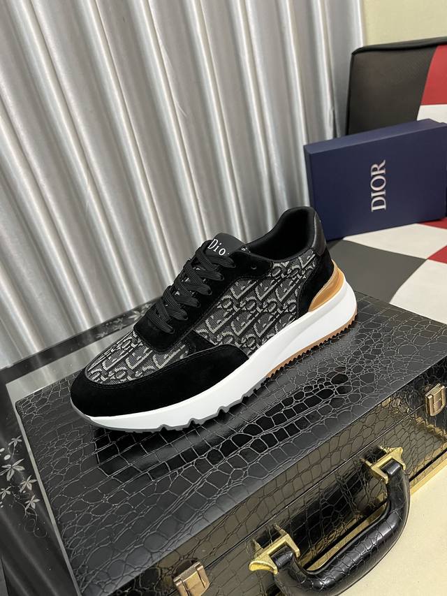 出厂价Pp： ［迪奥］新款休闲鞋。独家开模定制风格，面料采用意大利进口牛皮，真皮透气内里。独家开模定制大底耐磨。专柜级别版型，完美搭配、上脚效果，车工精湛。码数