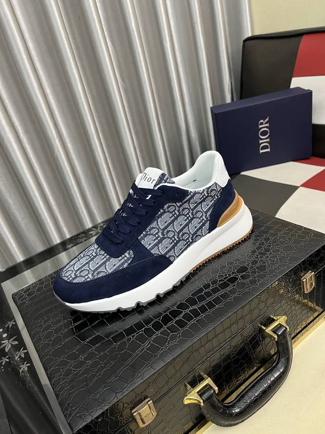 出厂价Pp： ［迪奥］新款休闲鞋。独家开模定制风格，面料采用意大利进口牛皮，真皮透气内里。独家开模定制大底耐磨。专柜级别版型，完美搭配、上脚效果，车工精湛。码数