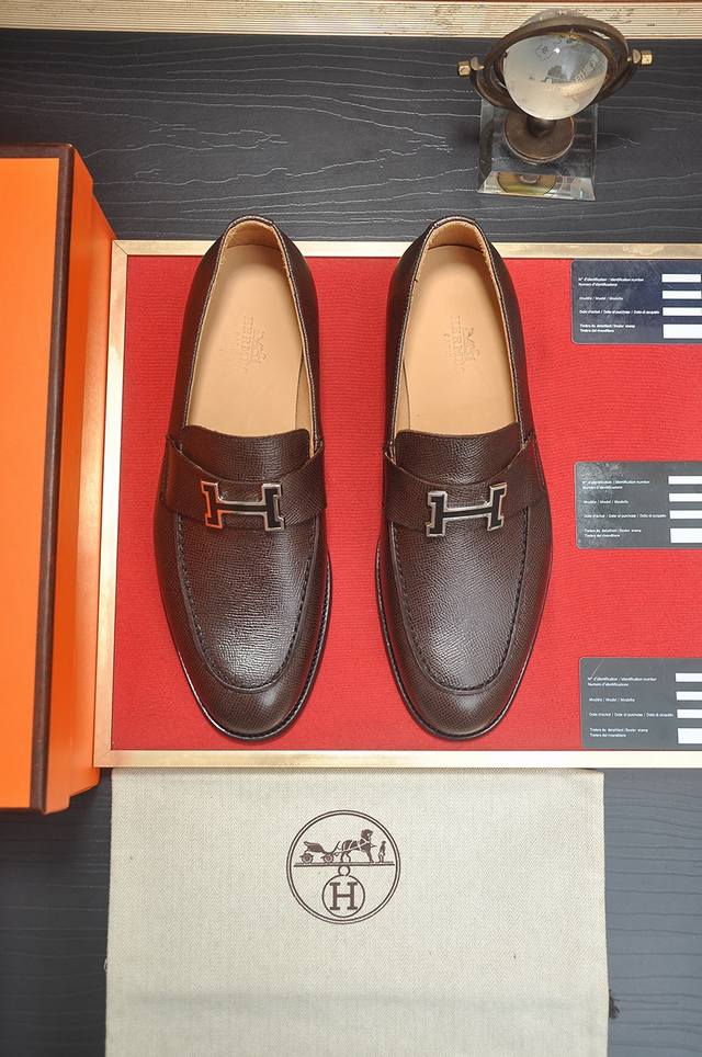 出厂价P 爱马仕 Hermes 牛皮内里 意大利顶级奢侈他不追求新奇的款式和华丽的色彩，以其完美无瑕、优雅、经典的风格吸引着成功男士的青睐正装皮鞋 这款非常非常
