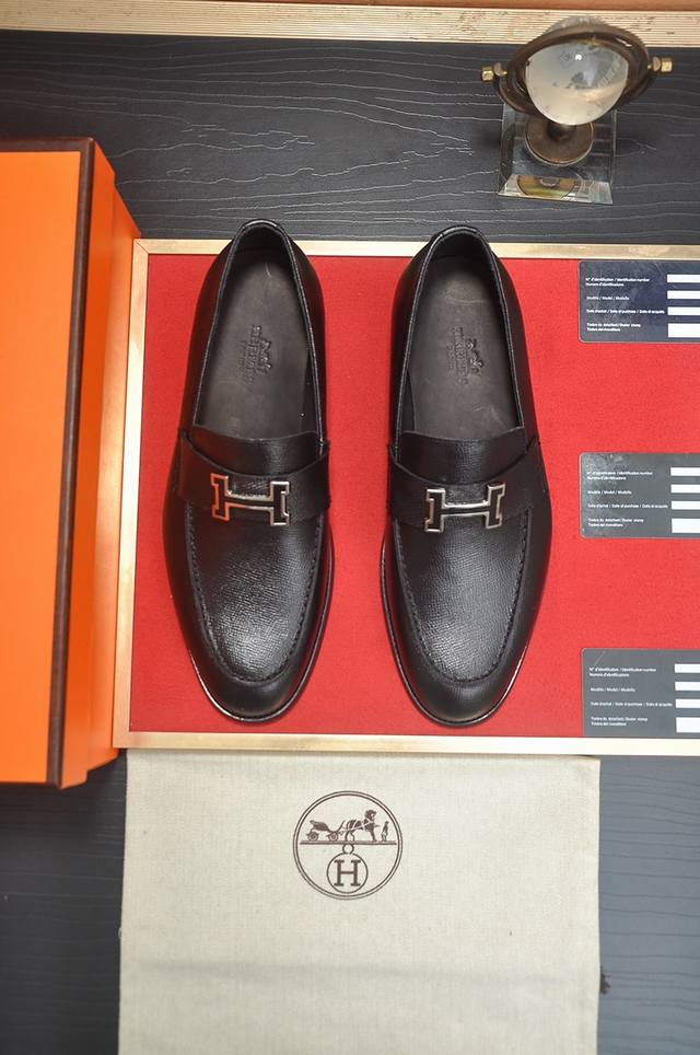 出厂价P 爱马仕 Hermes 牛皮内里 意大利顶级奢侈他不追求新奇的款式和华丽的色彩，以其完美无瑕、优雅、经典的风格吸引着成功男士的青睐正装皮鞋 这款非常非常
