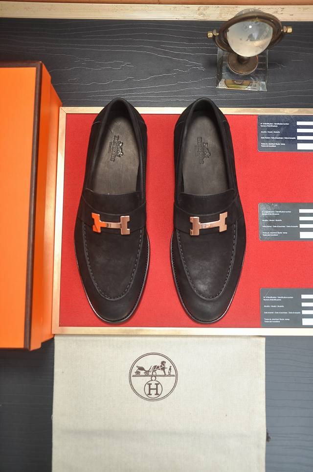 出厂价P 爱马仕 Hermes 牛皮内里 意大利顶级奢侈他不追求新奇的款式和华丽的色彩，以其完美无瑕、优雅、经典的风格吸引着成功男士的青睐正装皮鞋 这款非常非常