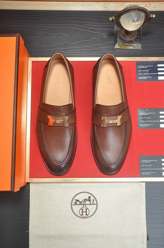 出厂价P 爱马仕 Hermes 牛皮内里 意大利顶级奢侈他不追求新奇的款式和华丽的色彩，以其完美无瑕、优雅、经典的风格吸引着成功男士的青睐正装皮鞋 这款非常非常