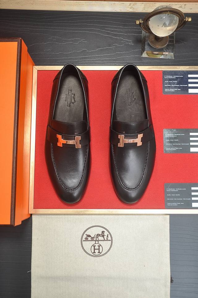 出厂价P 爱马仕 Hermes 牛皮内里 意大利顶级奢侈他不追求新奇的款式和华丽的色彩，以其完美无瑕、优雅、经典的风格吸引着成功男士的青睐正装皮鞋 这款非常非常