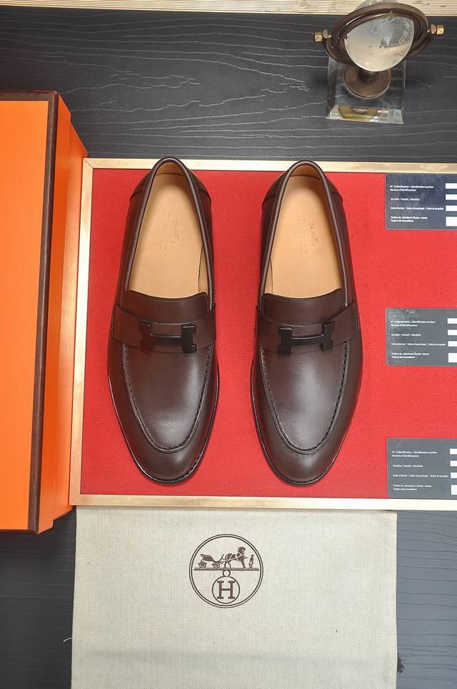 出厂价P 爱马仕 Hermes 牛皮内里 意大利顶级奢侈他不追求新奇的款式和华丽的色彩，以其完美无瑕、优雅、经典的风格吸引着成功男士的青睐正装皮鞋 这款非常非常
