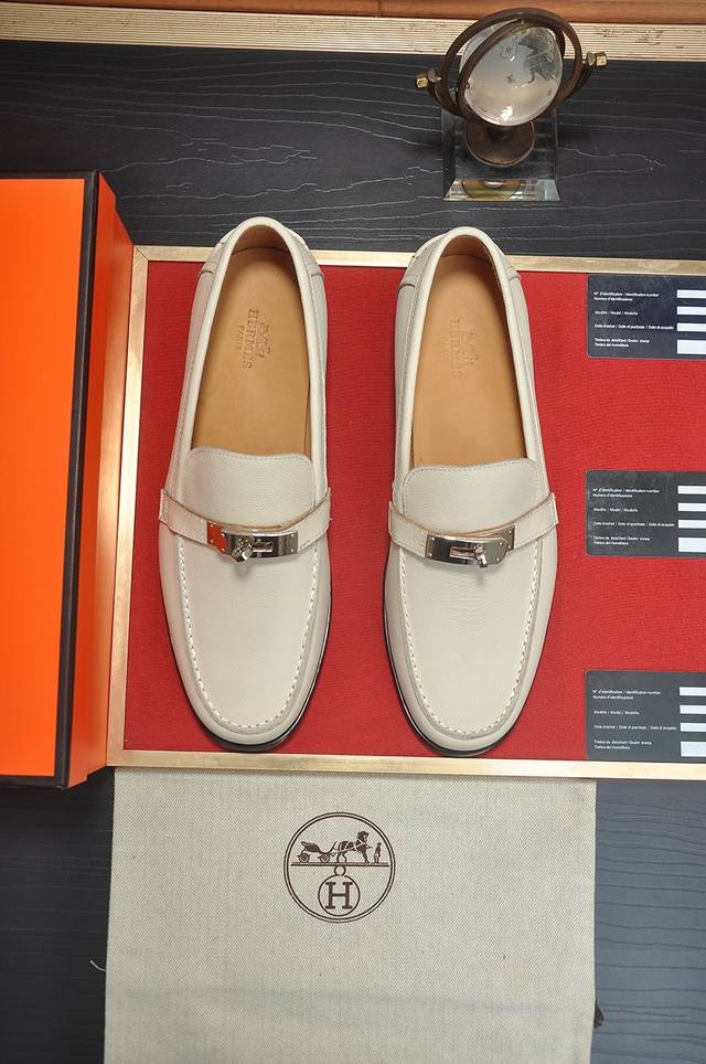 出厂价P 爱马仕 Hermes 牛皮内里 意大利顶级奢侈他不追求新奇的款式和华丽的色彩，以其完美无瑕、优雅、经典的风格吸引着成功男士的青睐正装皮鞋 这款非常非常