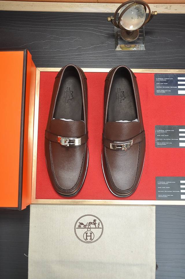 出厂价P 爱马仕 Hermes 牛皮内里 意大利顶级奢侈他不追求新奇的款式和华丽的色彩，以其完美无瑕、优雅、经典的风格吸引着成功男士的青睐正装皮鞋 这款非常非常