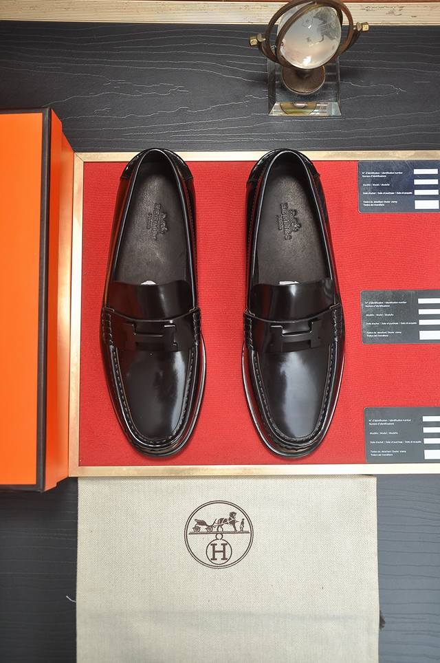 出厂价P 爱马仕 Hermes 牛皮内里 意大利顶级奢侈他不追求新奇的款式和华丽的色彩，以其完美无瑕、优雅、经典的风格吸引着成功男士的青睐正装皮鞋 这款非常非常