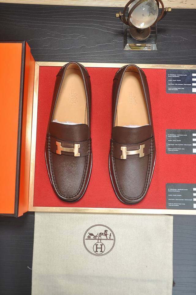 出厂价P 爱马仕 Hermes 牛皮内里 意大利顶级奢侈他不追求新奇的款式和华丽的色彩，以其完美无瑕、优雅、经典的风格吸引着成功男士的青睐正装皮鞋 这款非常非常