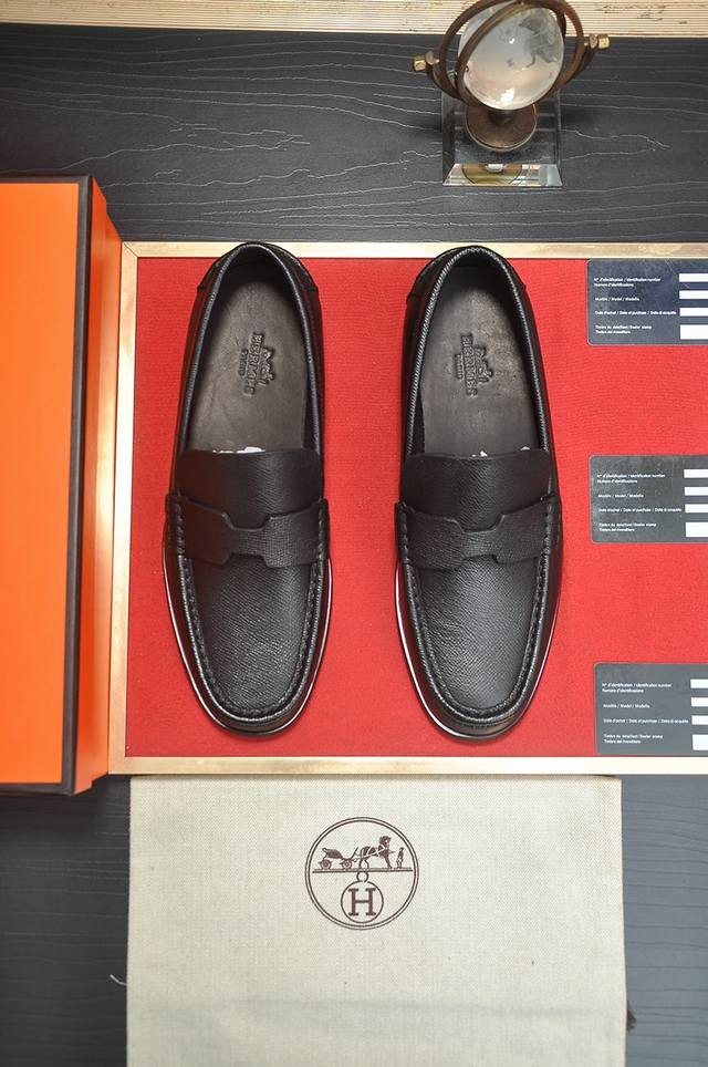 出厂价P 爱马仕 Hermes 牛皮内里 意大利顶级奢侈他不追求新奇的款式和华丽的色彩，以其完美无瑕、优雅、经典的风格吸引着成功男士的青睐正装皮鞋 这款非常非常