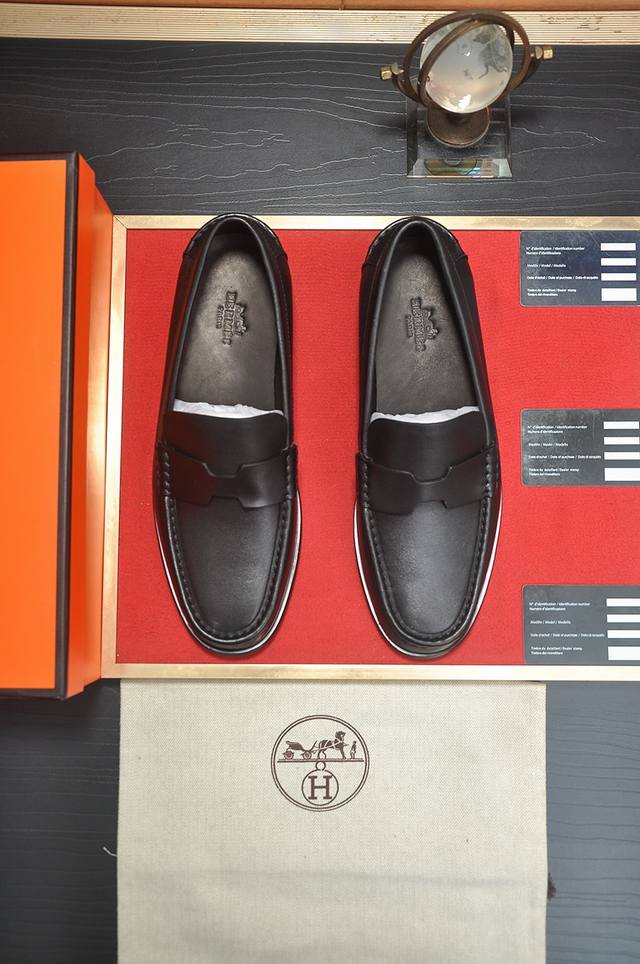 出厂价P 爱马仕 Hermes 牛皮内里 意大利顶级奢侈他不追求新奇的款式和华丽的色彩，以其完美无瑕、优雅、经典的风格吸引着成功男士的青睐正装皮鞋 这款非常非常