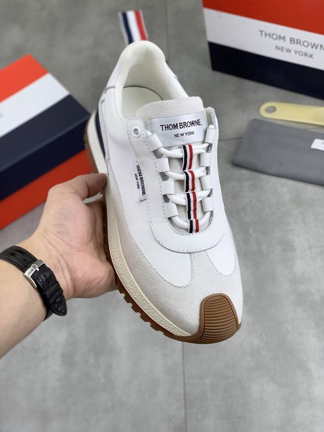 工厂P价P 实价 Thom Browne 汤姆.布朗 Tb官网同款 原单爆款运动鞋 头层牛皮加透气布料1：1原板 羊皮内里鞋身配件开模 品质 亲们你还为穿着搭配