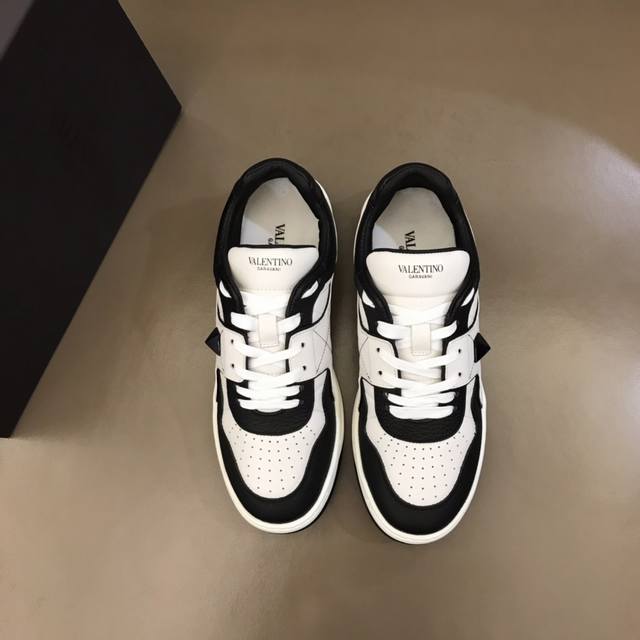 Valentin* 华伦天奴One Stud系列厚底增高运动鞋，简约明快构造清爽新潮穿搭！衍缝格纹与超大铆钉，打造瞩目朋克风格，考究皮质构塑和简洁轮廓，流畅的线