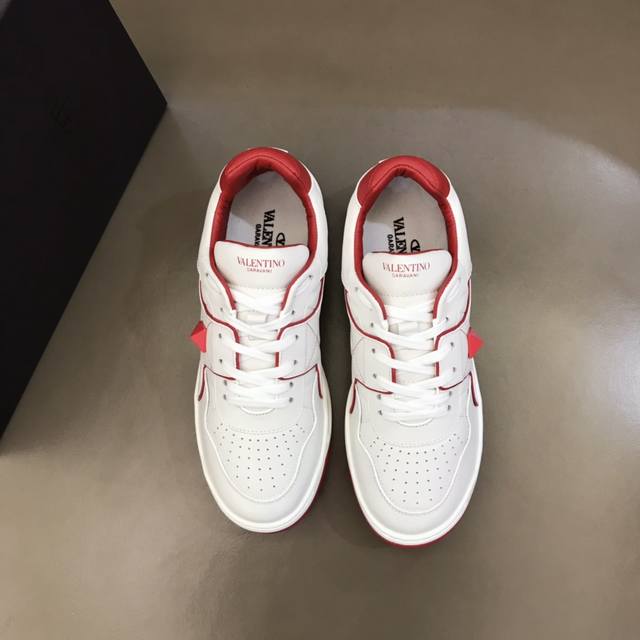 Valentin* 华伦天奴One Stud系列厚底增高运动鞋，简约明快构造清爽新潮穿搭！衍缝格纹与超大铆钉，打造瞩目朋克风格，考究皮质构塑和简洁轮廓，流畅的线