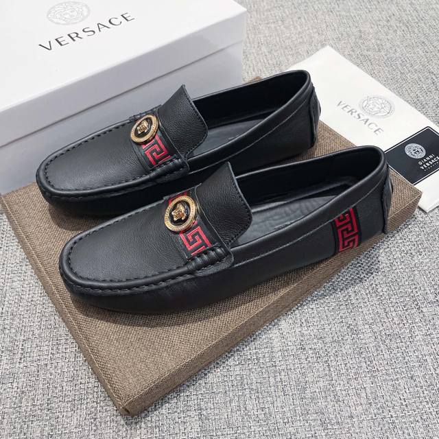 范思哲Verace，高端，官网新款，1921年创立于佛罗伦萨，是全球奢侈品品牌之一，其独特的创意和革新风靡全球， 永恒而经典，一直以来深受明星们的青睐，并成为世