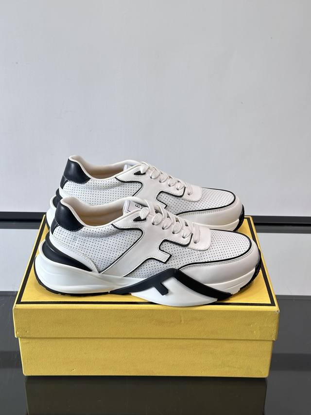 Fend*Flow 男士休闲运动鞋，搭配松紧带、侧拉链，刻有F的波纹鞋底。鞋跟饰有凸纹Fendi Flow字样。高科技布料及蓝色和真皮混合材质。装饰Lycra细