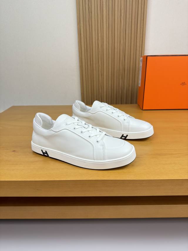 Hermes 爱马仕 -高端品质 原单 休闲运动板鞋 -鞋面：纳帕小牛皮、车反暗线工艺、后跟包棉块.增加舒适度 -内里：水染牛皮 -大底：超轻原版Tpr.橡胶