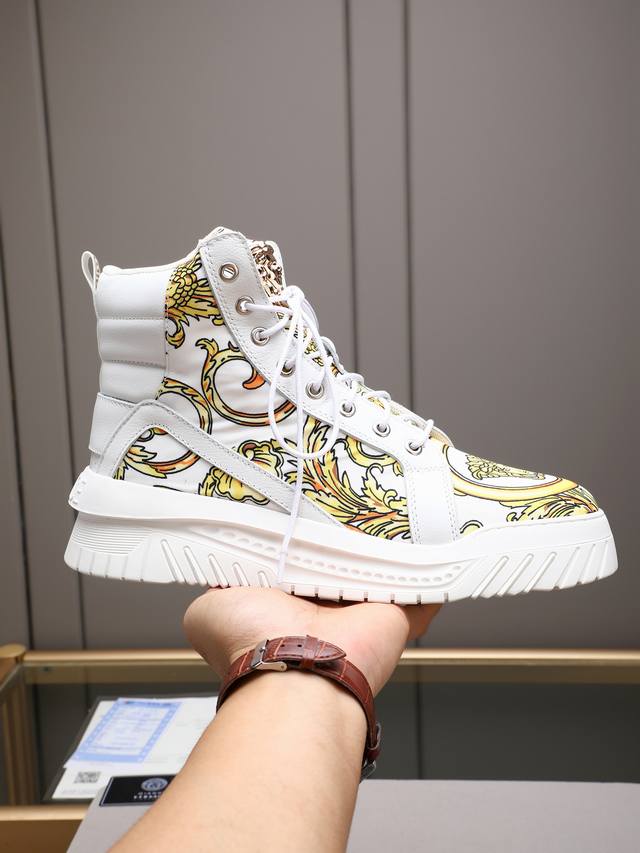 Versace 范思哲时尚男鞋奢华品质，设计师在每一期都专业打造出范思哲每一款休闲鞋靴风格不一。鞋面采用意大利进口牛皮拼接，舒适网里，毛里上脚舒适。给你高调奢华