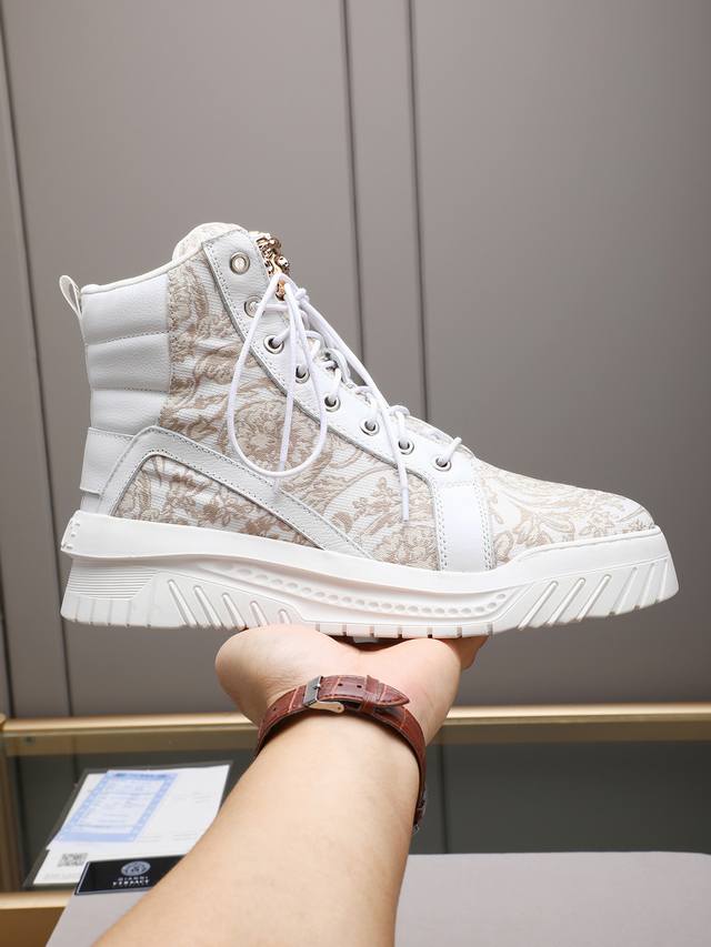 Versace 范思哲时尚男鞋奢华品质，设计师在每一期都专业打造出范思哲每一款休闲鞋靴风格不一。鞋面采用意大利进口牛皮拼接，舒适网里毛里上脚舒适。给你高调奢华的