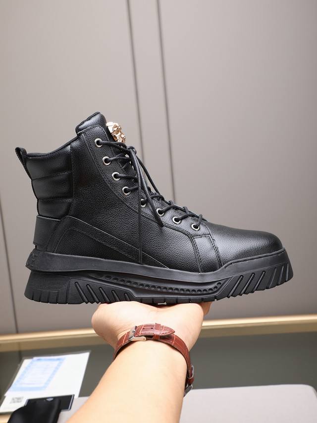 Versace 范思哲时尚男鞋奢华品质，设计师在每一期都专业打造出范思哲每一款休闲鞋靴风格不一。鞋面采用意大利进口牛皮拼接，舒适网里，毛里上脚舒适。给你高调奢华