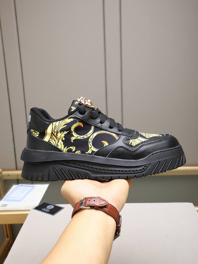 Versace范思哲时尚休闲鞋 常年热卖款 面料:头层牛皮精美立体刺绣 内里:透气网里 原版大底开模大底 尺码:38-44 45定做不退换