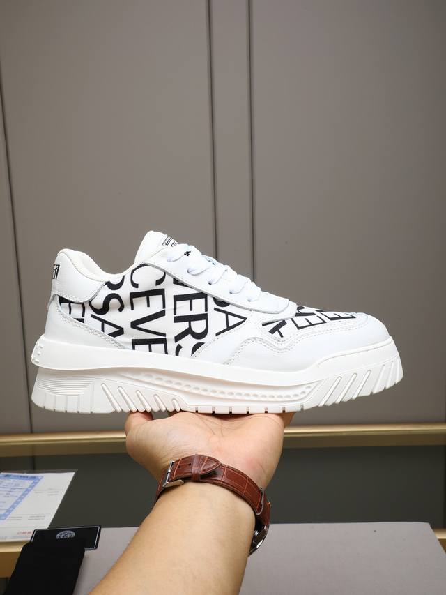 Versace范思哲时尚休闲鞋 常年热卖款 面料:头层牛皮精美立体刺绣 内里:透气网里 原版大底开模大底 尺码:38-44 45定做不退换