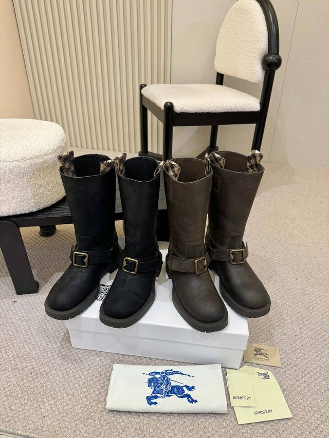 实价： Burberr2025爆款马术骑士靴出炉，选用小牛皮反绒面革材质.打造复古骑士战靴，于意大利工坊精制而成。融入 B 字型扣环束带和提鞋饰袢，装饰标志性沙