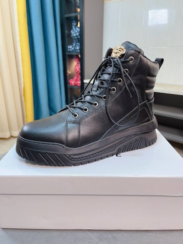 出厂价P Versace 可做皮里毛里，范思哲高帮官网最新款休闲男靴抢先上市，材料做工完整，头层牛皮鞋面真皮内里，实物拍摄，进口专用材料凸显品牌独特魅力 ，原版