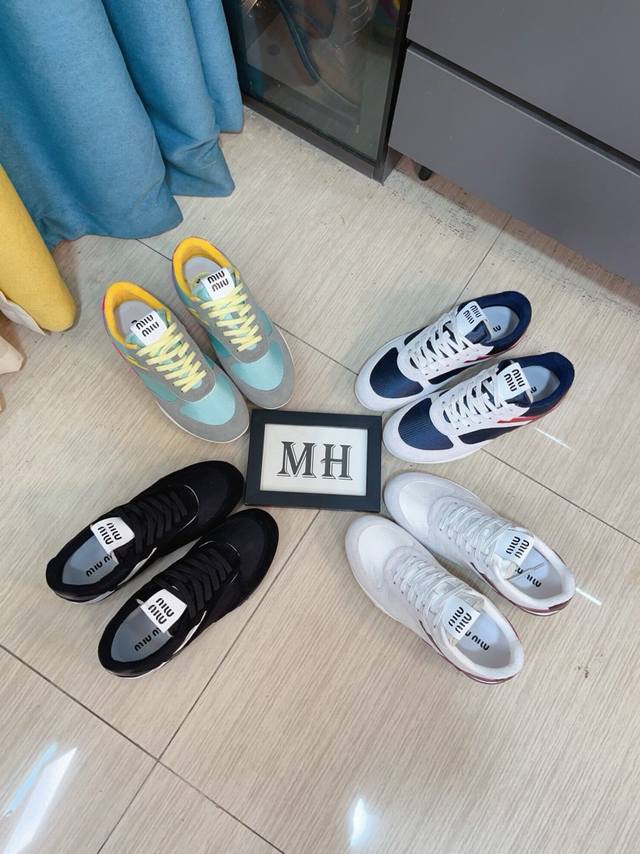 出厂价P Miumiu缪缪时装周Miu Miu 2025春夏系列秀场 这双运动鞋引起关注，Miu Miu 与 New Balance 合作系列无疑是近几年最成功