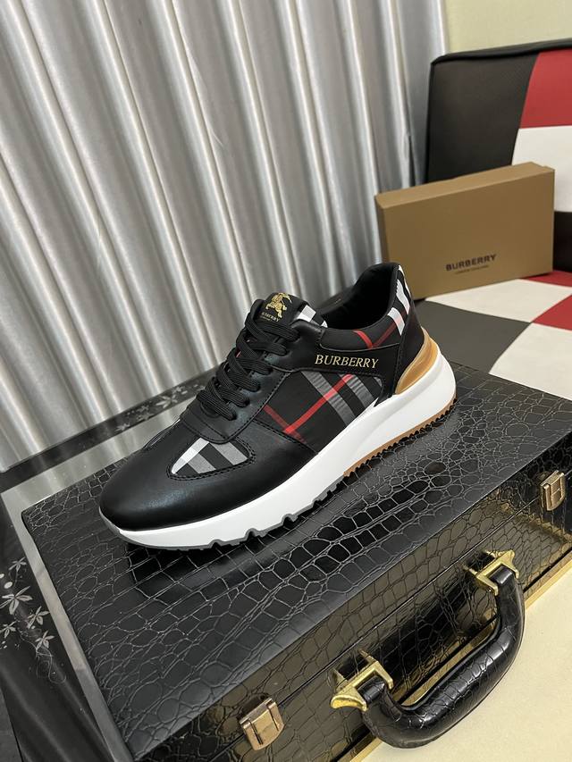 出厂价Pp： 巴宝莉 男士时尚潮流休闲鞋，高品质鞋面采用进口意大利牛皮拼接印花面料，透气内里+猪皮垫脚，做工精细，高端大气，有时尚典范造型。橡胶耐磨大底。码数：