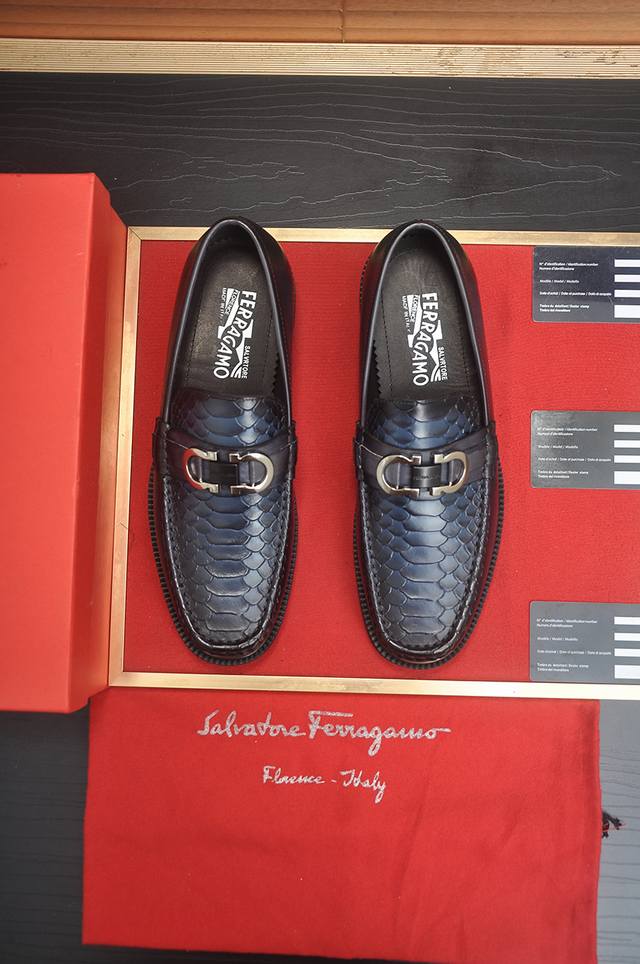 出厂价P 爱马仕 Hermes 高端牛里 新款 Hermes 顶级版本 菲拉格幕经典休闲皮鞋！选用进口原版牛皮，内里头层舒适牛皮内里！原版耐磨橡胶大底！高品质精