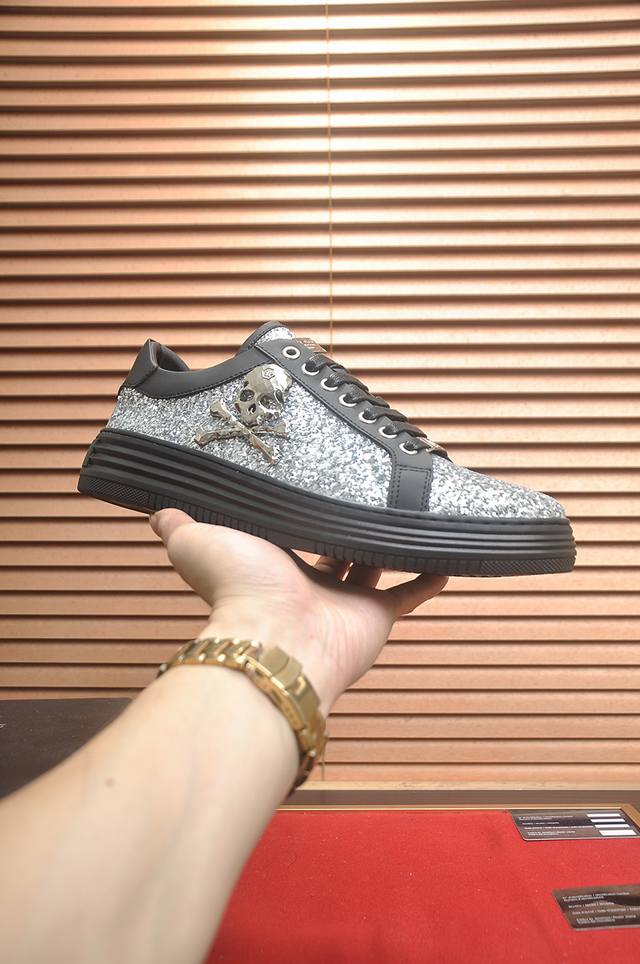 出厂价P Philipp Piein 全羊皮内里 菲利普普萊茵 官网最新款原版开模，面料：原版头层粒面小牛皮，原版五金轱辘头，裡料：羊皮内里 做工精细，完美楦型