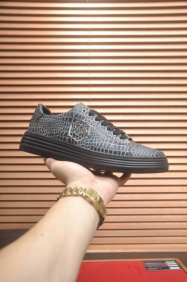 出厂价P Philipp Piein 全羊皮内里 菲利普普萊茵 官网最新款原版开模，面料：原版头层粒面小牛皮，原版五金轱辘头，裡料：羊皮内里 做工精细，完美楦型