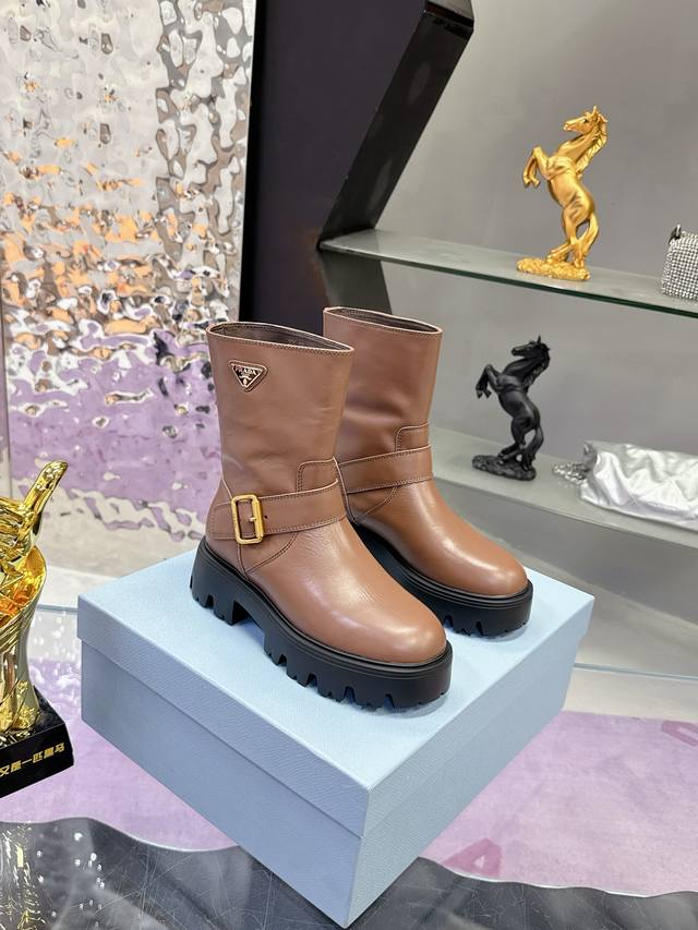 工厂P价P： Prada 普拉达经典三角标一脚蹬王炸女靴 短靴 冬天买不到的系列，绝对是今年的大爆款！！贼好看！Prada靴子真的很哇塞！上脚大气显腿瘦气质这块