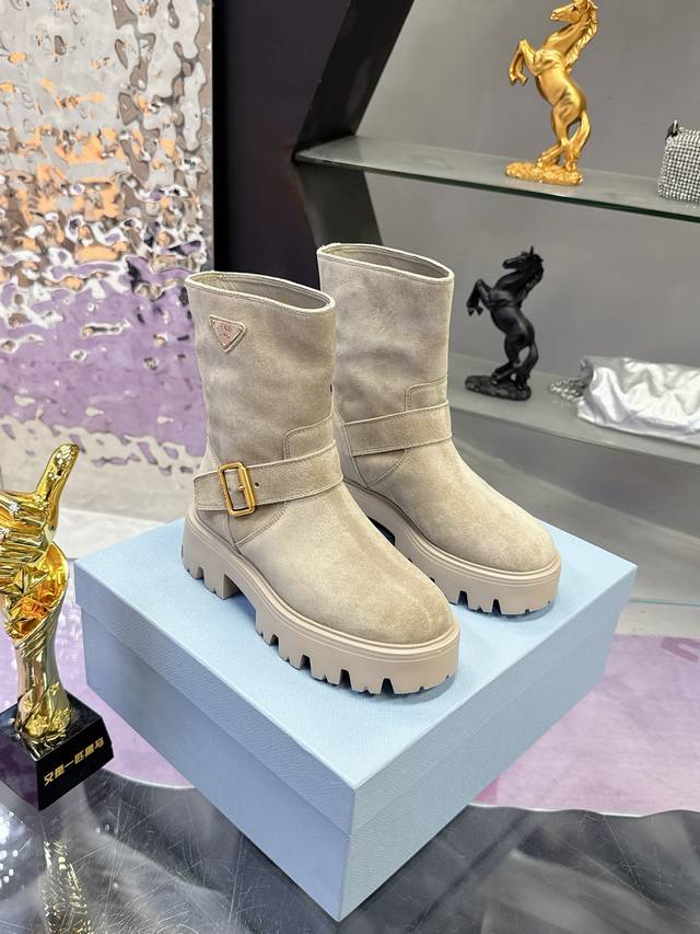 工厂P价P： Prada 普拉达经典三角标一脚蹬王炸女靴 短靴 冬天买不到的系列，绝对是今年的大爆款！！贼好看！Prada靴子真的很哇塞！上脚大气显腿瘦气质这块