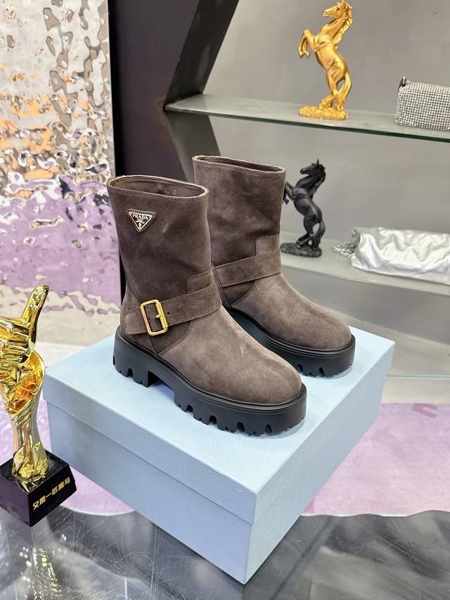 工厂P价P： Prada 普拉达经典三角标一脚蹬王炸女靴 短靴 冬天买不到的系列，绝对是今年的大爆款！！贼好看！Prada靴子真的很哇塞！上脚大气显腿瘦气质这块