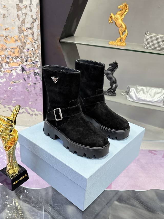 工厂P价P： Prada 普拉达经典三角标一脚蹬王炸女靴 短靴 冬天买不到的系列，绝对是今年的大爆款！！贼好看！Prada靴子真的很哇塞！上脚大气显腿瘦气质这块