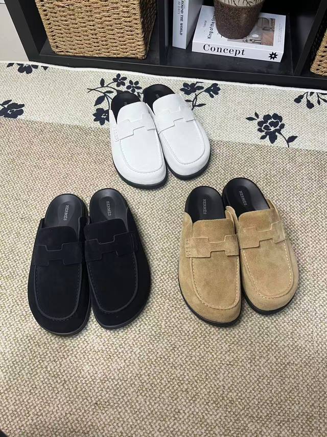 元 情侣款Hermes爱马仕呆萌半拖。 夏天真的太需要百搭拖鞋了，怎么搭配都好看，随意且高级的感觉 舒适度也很棒，搭配各种彩色袜子，潮爆了 爱马仕新款半拖鞋 高