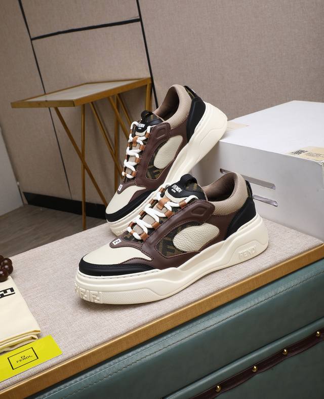 出厂价P Fendi 芬迪 -高端品质 原休闲运动鞋 -鞋面：纳帕小牛皮、荔纹小牛皮、鞋舌.后跟；注塑品牌Logo塑胶模块 -内里：品牌帆布 -大底：超轻Tpr