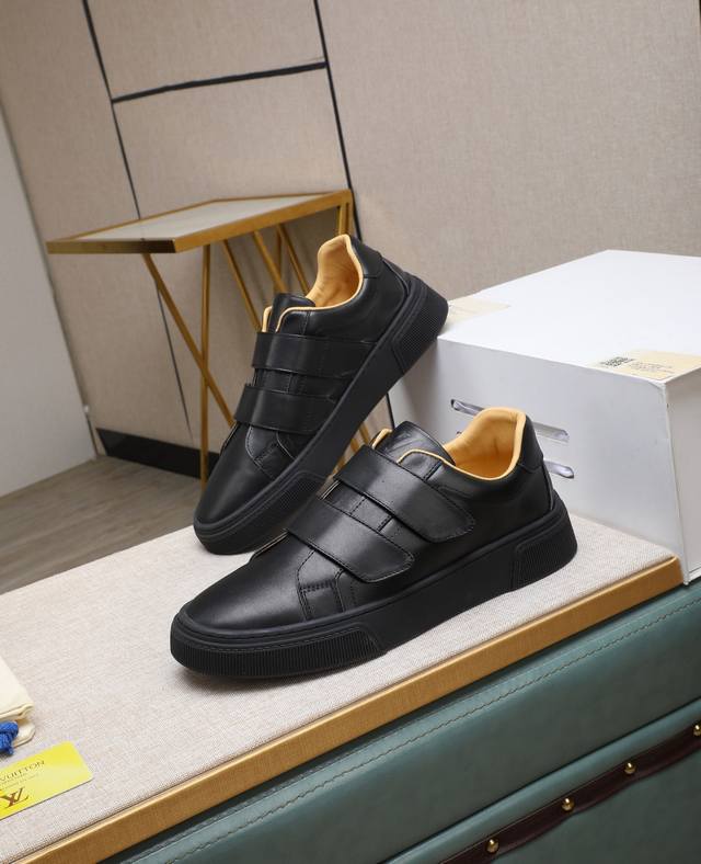 出厂价P Lv～ 男士休闲鞋 2025Z柜同步发售 码数:38-44 # 3个颜色鞋面选用多材质拼接牛皮内里，舒适透气，鞋底：原版舒适耐磨大底，实物拍摄实物更赞