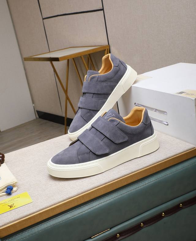 出厂价P Lv～ 男士休闲鞋 2025Z柜同步发售 码数:38-44 # 3个颜色鞋面选用多材质拼接牛皮内里，舒适透气，鞋底：原版舒适耐磨大底，实物拍摄实物更赞