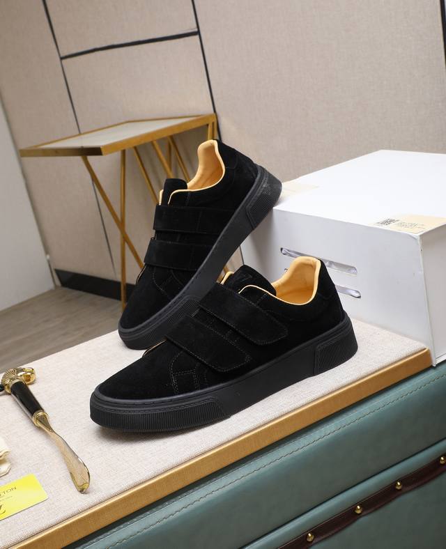 出厂价P Lv～ 男士休闲鞋 2025Z柜同步发售 码数:38-44 # 3个颜色鞋面选用多材质拼接牛皮内里，舒适透气，鞋底：原版舒适耐磨大底，实物拍摄实物更赞