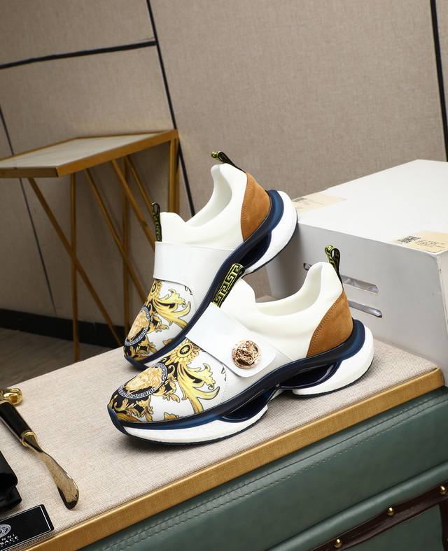 出厂价P Versace 范思哲 新品系列，美杜莎潮男低帮休闲鞋！采用今年最流行元素开发！潮流！个性！ 进口头层牛皮进口牛垫！原版开模大底！多色选！38-44