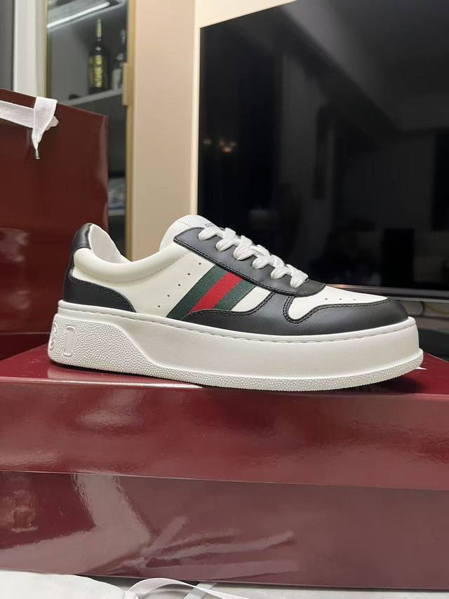 Gucci 厚底休闲鞋｜型格与奢华的碰撞 当经典红绿织带邂逅质感皮革，每一双都演绎出别样风格。黑白撞色的酷飒、纯白款的简约、金白的吸睛、银白的摩登，还有全黑的低