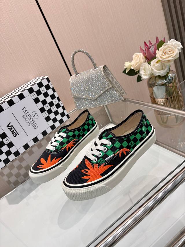 Valentinowans联名华伦天奴携手 Vans 发布全新联名运动鞋 融合 Valentino 意式高定美学与 Vans 自由本真精神 赋予经典鞋履跨越时代