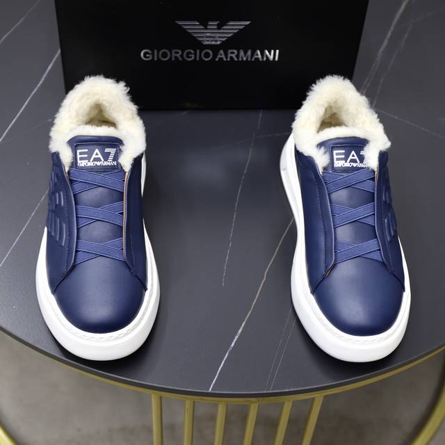 出厂价Pp： 品牌：阿玛尼 标准码：38-44 45订做 等级：官网同款 材料：原厂牛皮压花 今天羊毛保暖内里 轻便耐磨运动大底 款式类别：男士时尚休闲鞋 跑步