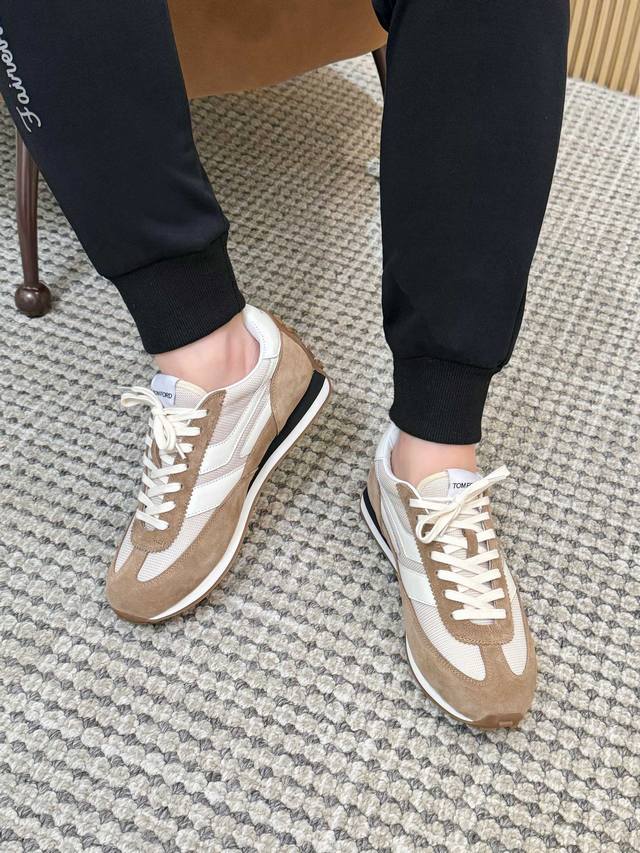 实价： 汤姆 Tom Ford 美国时尚轻奢2025爆款款 Size：39-45 Tom Ford来自欧美品牌，贸易原单，国内罕见，不易撞款 春夏穿到秋冬，跨越