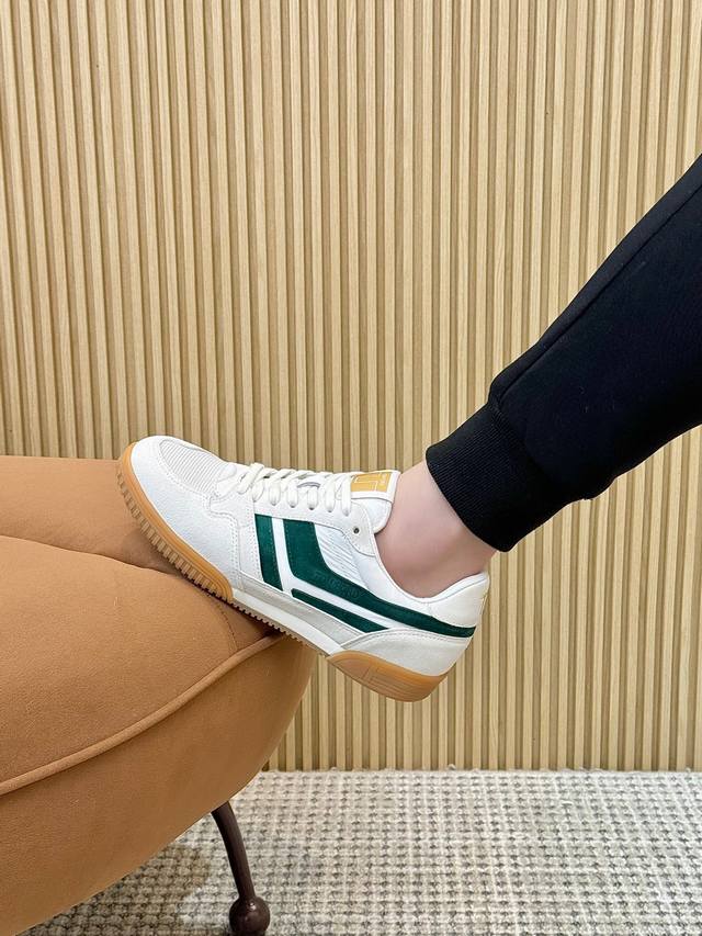 实价： 汤姆 Tom Ford 美国时尚轻奢2025爆款款 Size：39-45 Tom Ford来自欧美品牌，贸易原单，国内罕见，不易撞款 春夏穿到秋冬，跨越