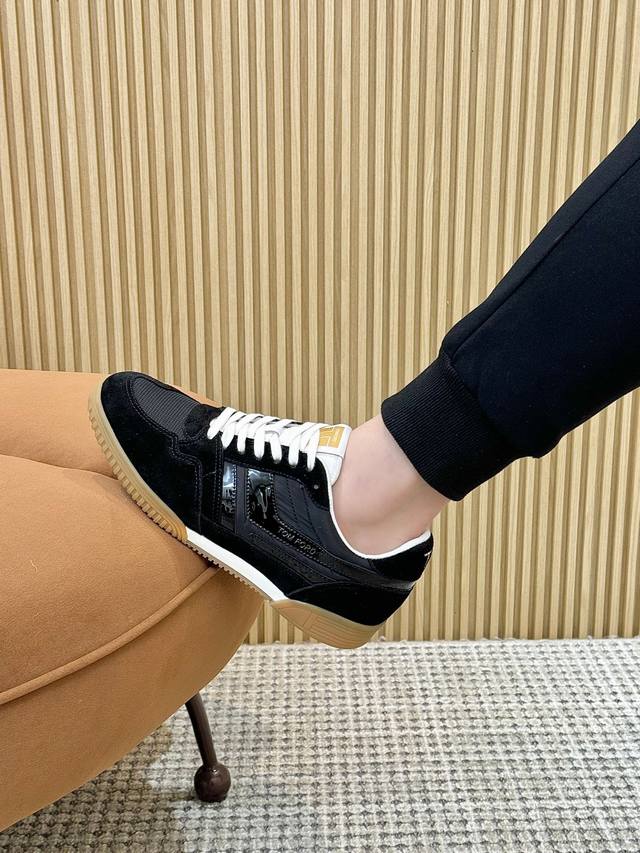 实价： 汤姆 Tom Ford 美国时尚轻奢2025爆款款 Size：39-45 Tom Ford来自欧美品牌，贸易原单，国内罕见，不易撞款 春夏穿到秋冬，跨越